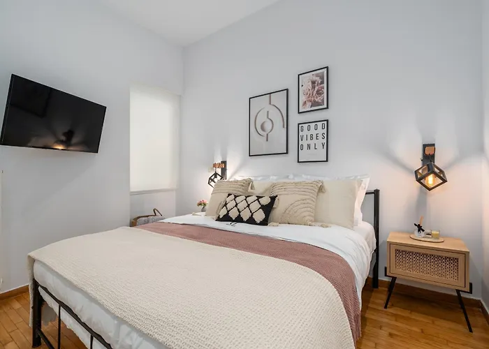Unique Koukaki Three Bedroom Suite