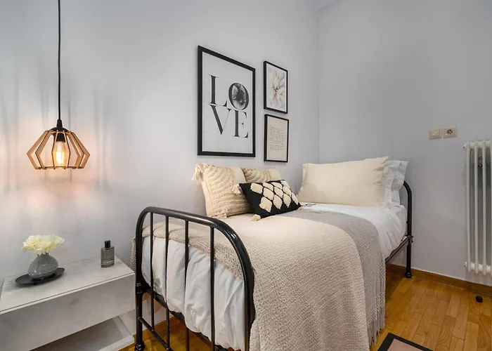 Unique Koukaki Three Bedroom Suite